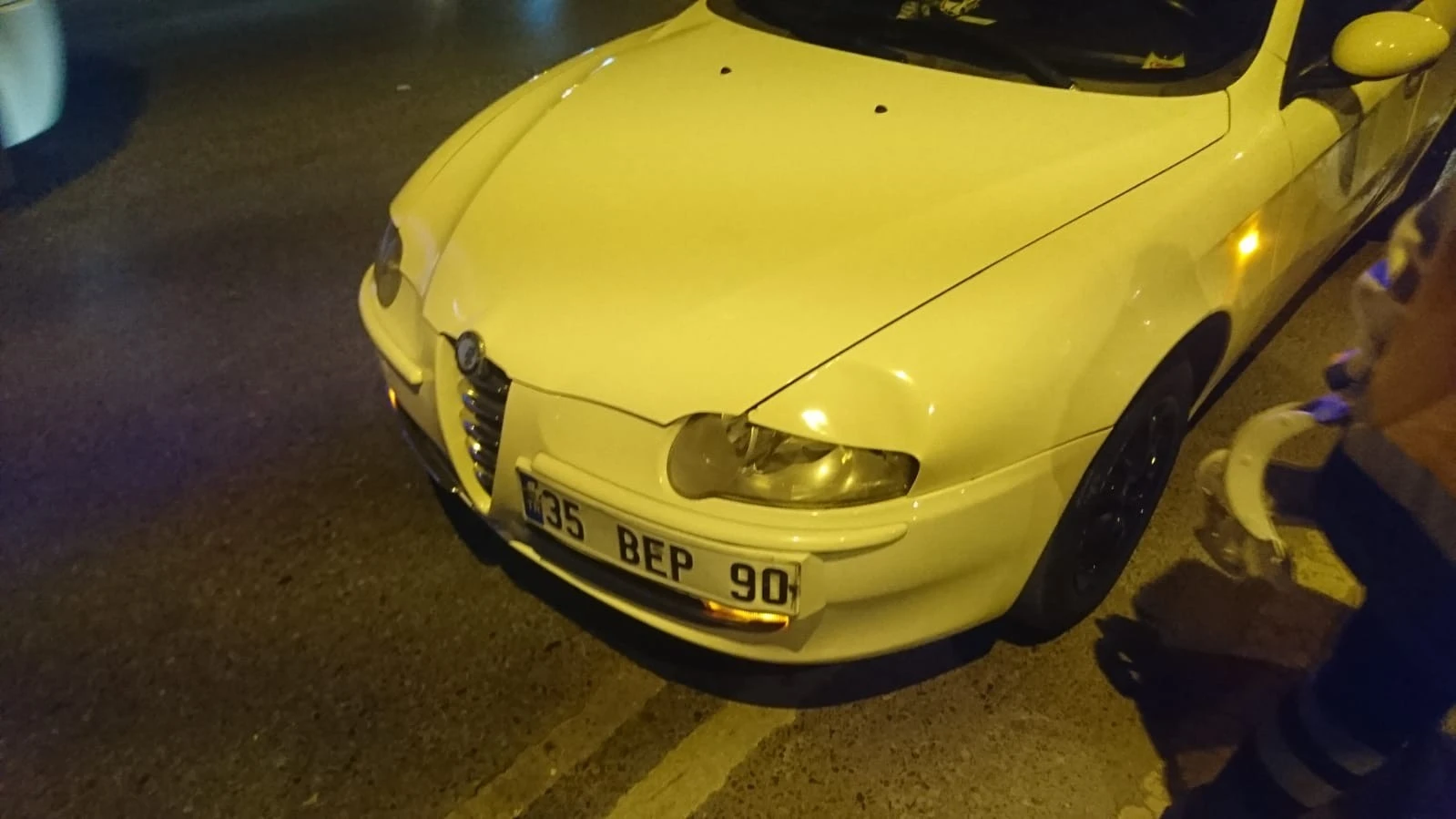 Pendik'te yolun karşısına geçmek isteyen yayalara araç çarptı: 2 yaralı