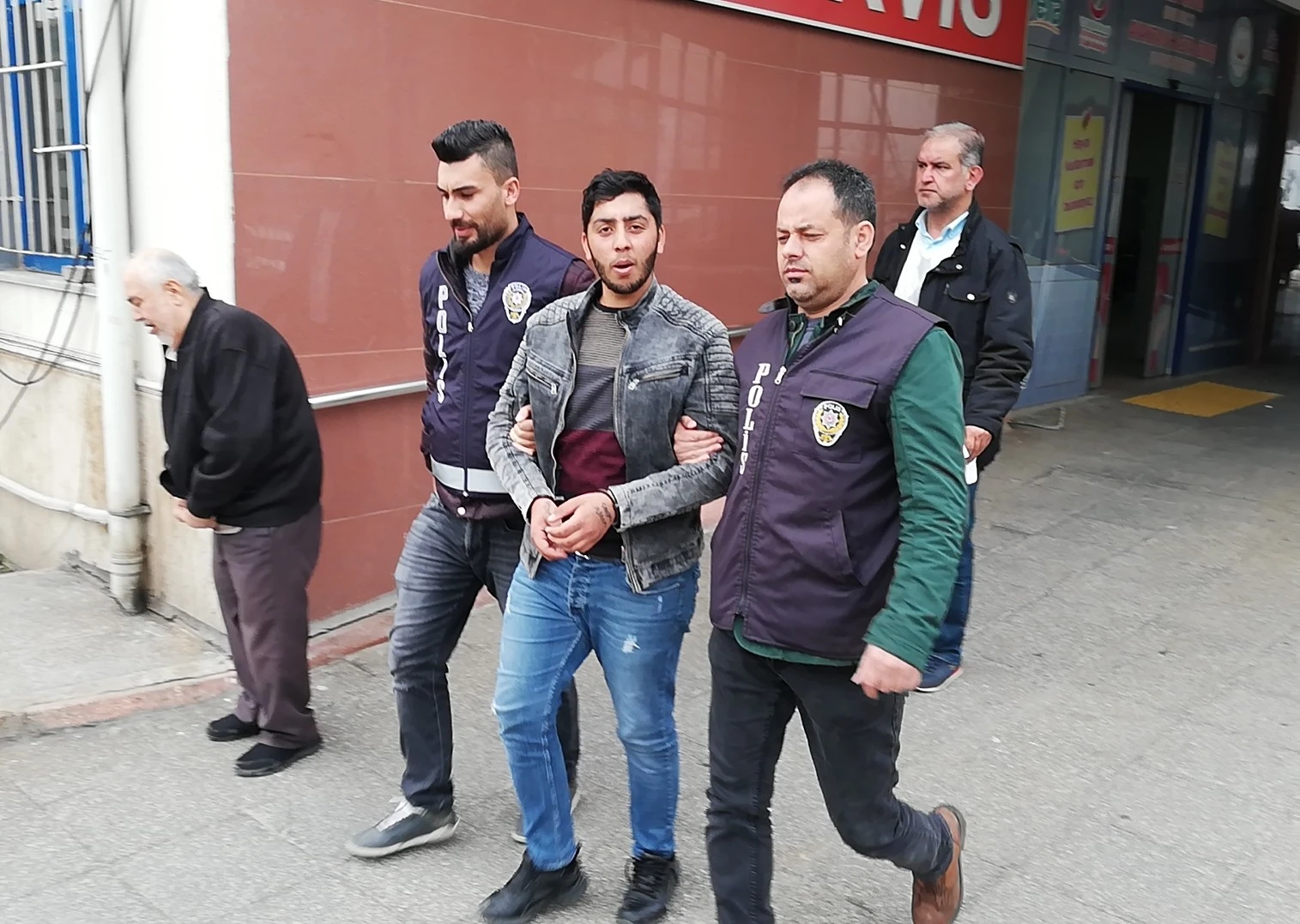 Çaldığı televizyonu evinde izlerken yakalandı