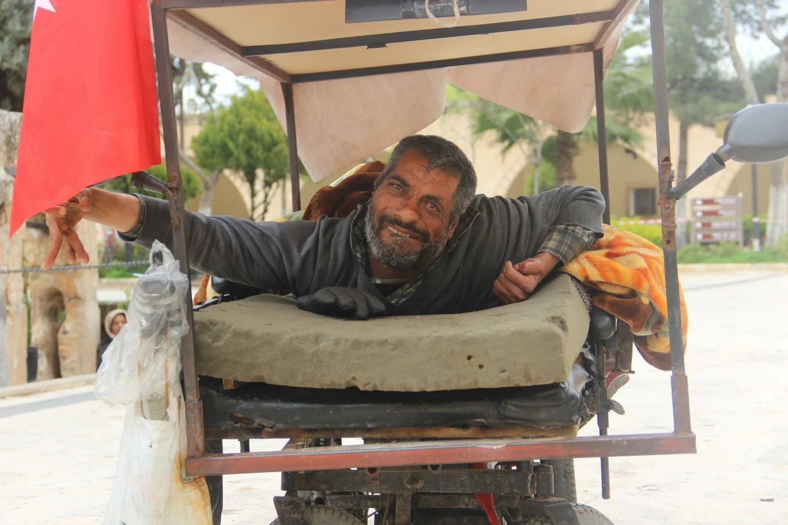 49 yıldır hem yatağı hem de ayağı olan akülü aracı bozuldu