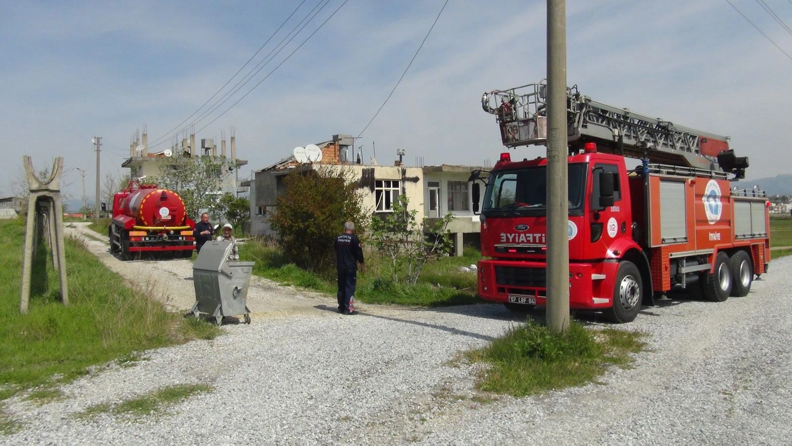 Antalya'da şizofren hastası yaşlı adam, komşusunun yardımıyla ev yangınından kurtarıldı