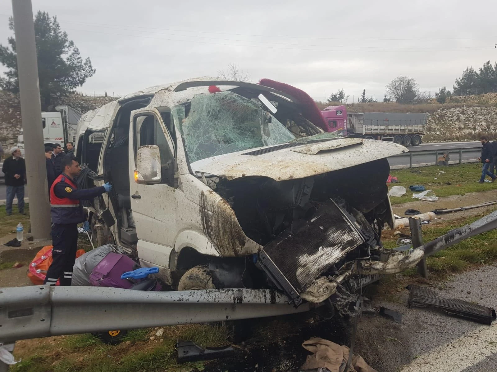 Tarım işçilerini taşıyan minibüs devrildi: 1 ölü, 11 yaralı