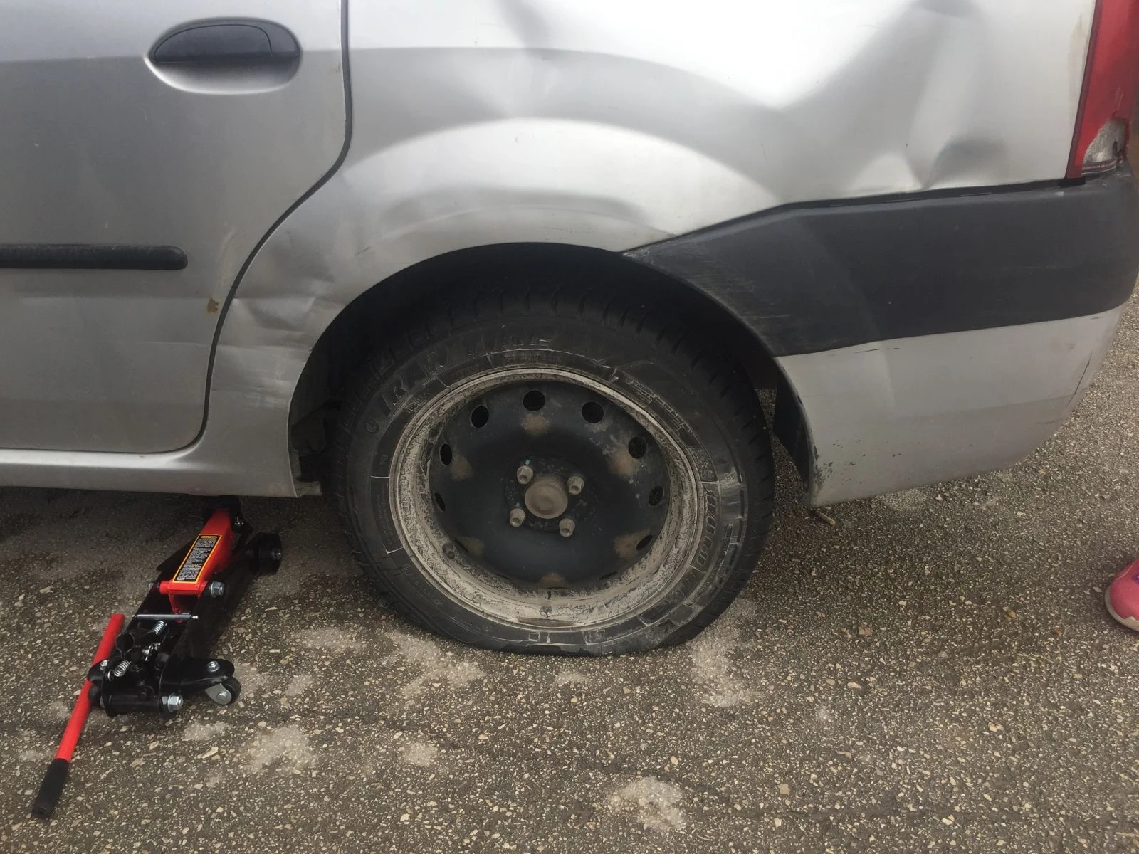 5 aracın lastiğini kestiler