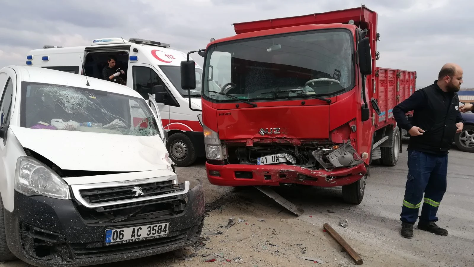 Kamyonetle hafif ticari araç kavşakta çarpıştı: 2 yaralı