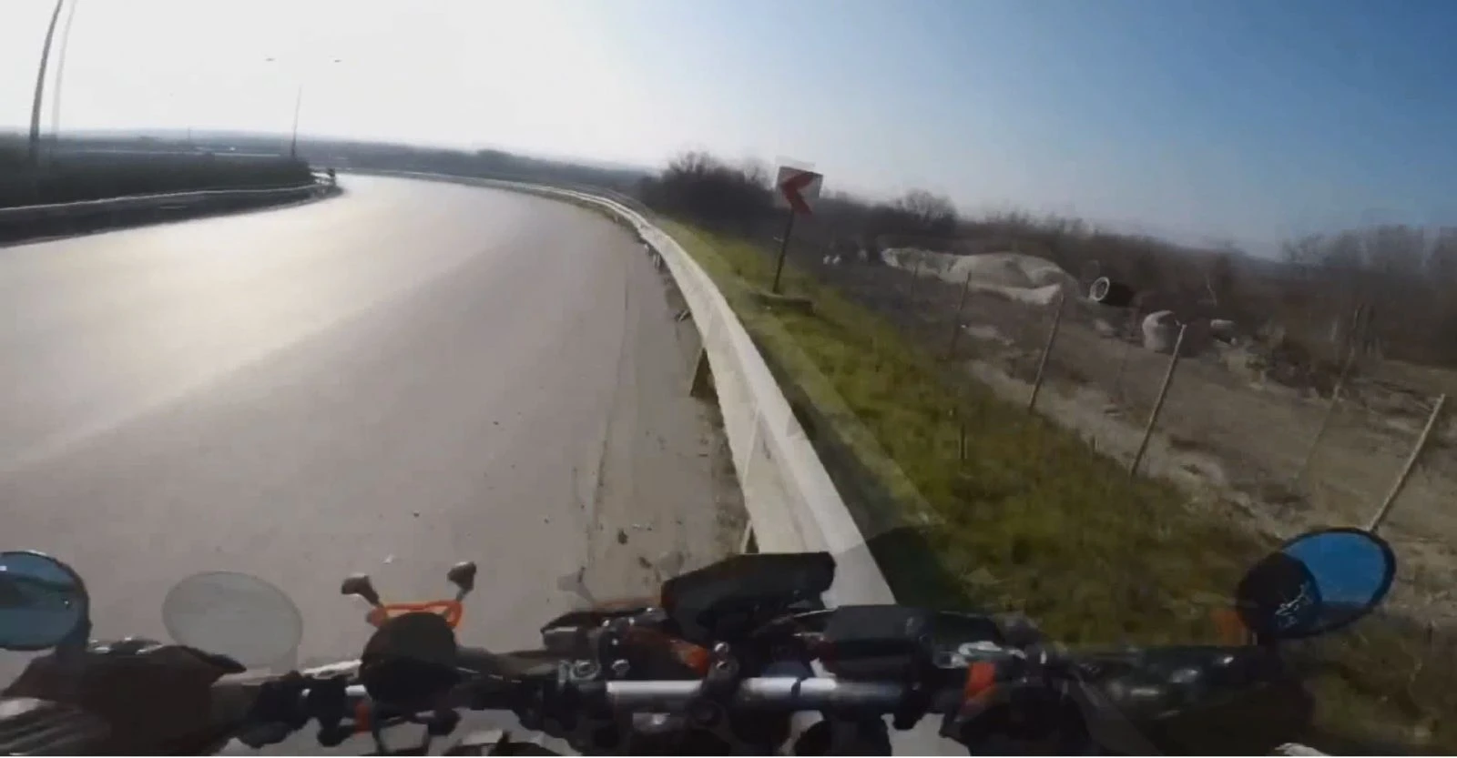 Virajı alamayan motosiklet sürücüsü bariyerlere çarptı