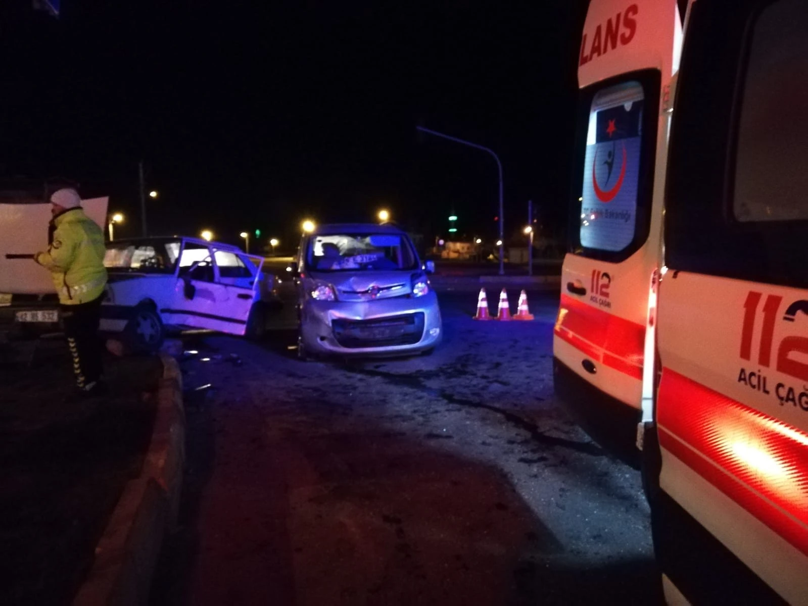 Hafif ticari araçla otomobil çarpıştı: 3'ü çocuk 6 yaralı