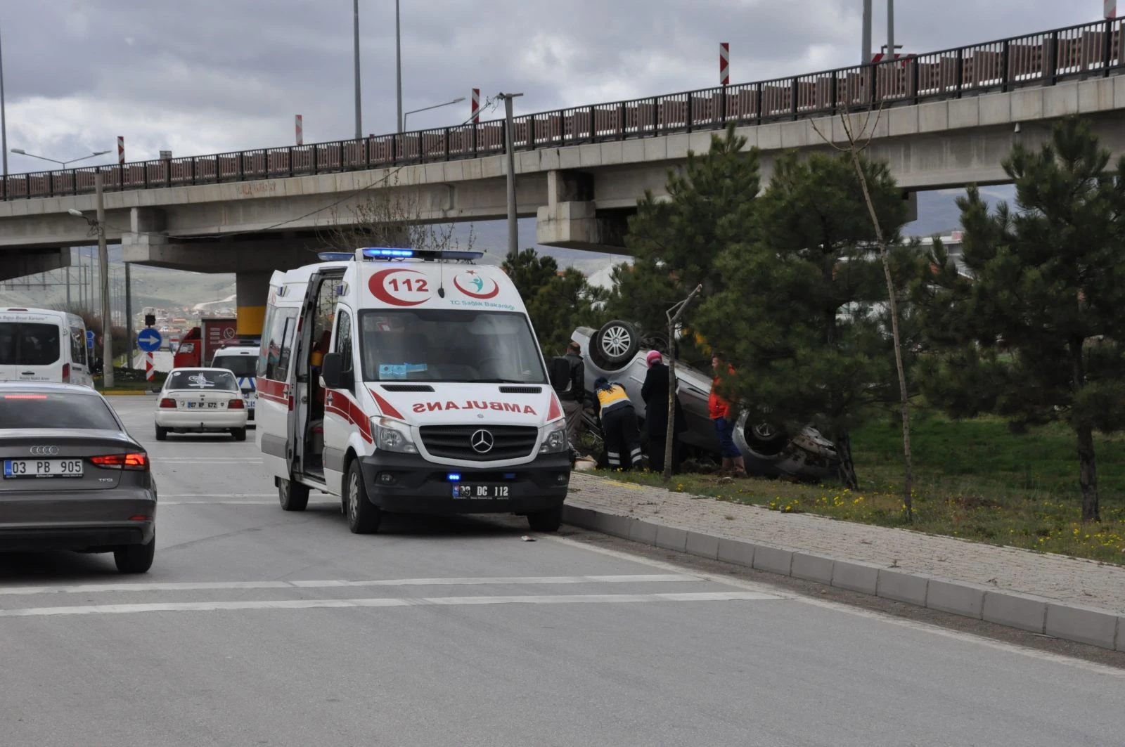 Afyonkarahisar’da kontrolden çıkan araç takla attı; 3'ü çocuk 6 yaralı