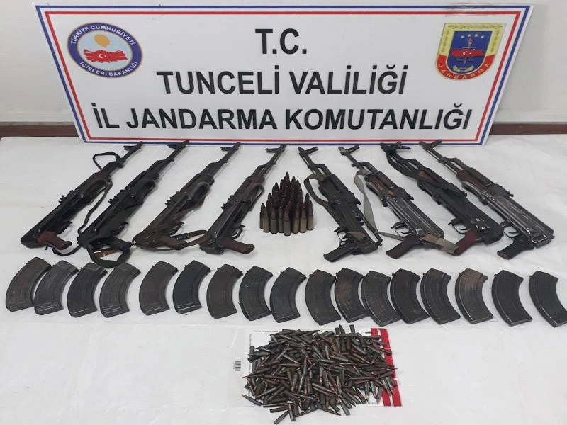 Tunceli'de silah dolu 2 sığınak imha edildi
