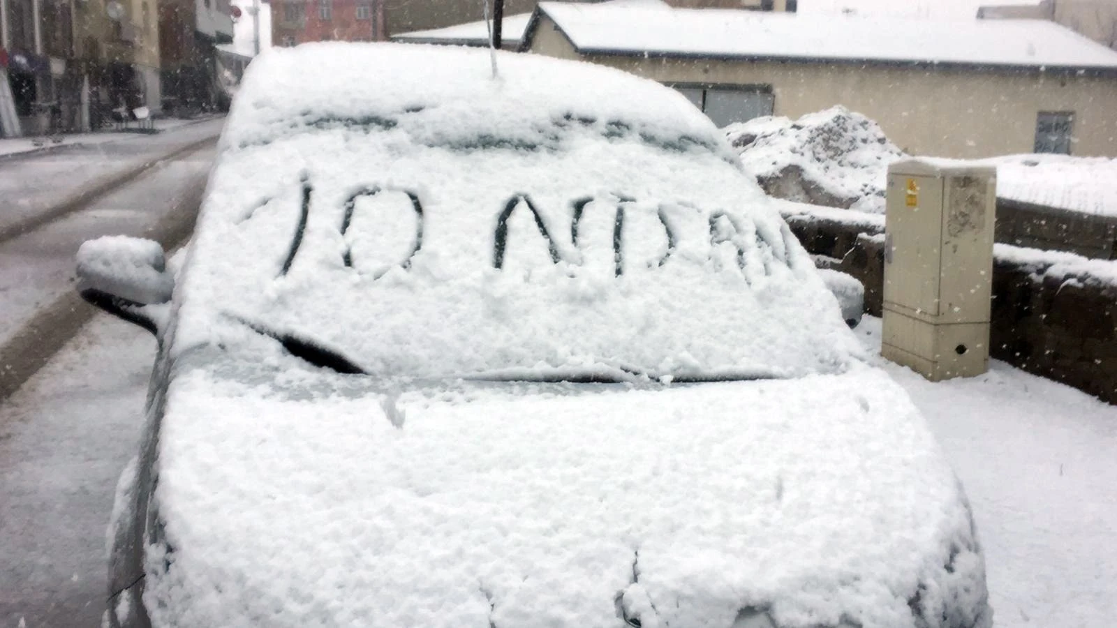 Baharın gelmediği ilçeye kar geldi