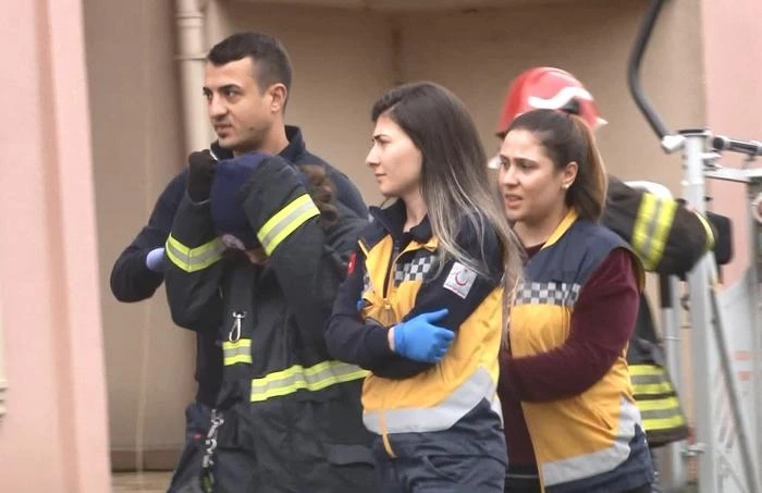 Kocaeli'de 9 katlı binanın çatısına çıkan kızı, polis ikna etti