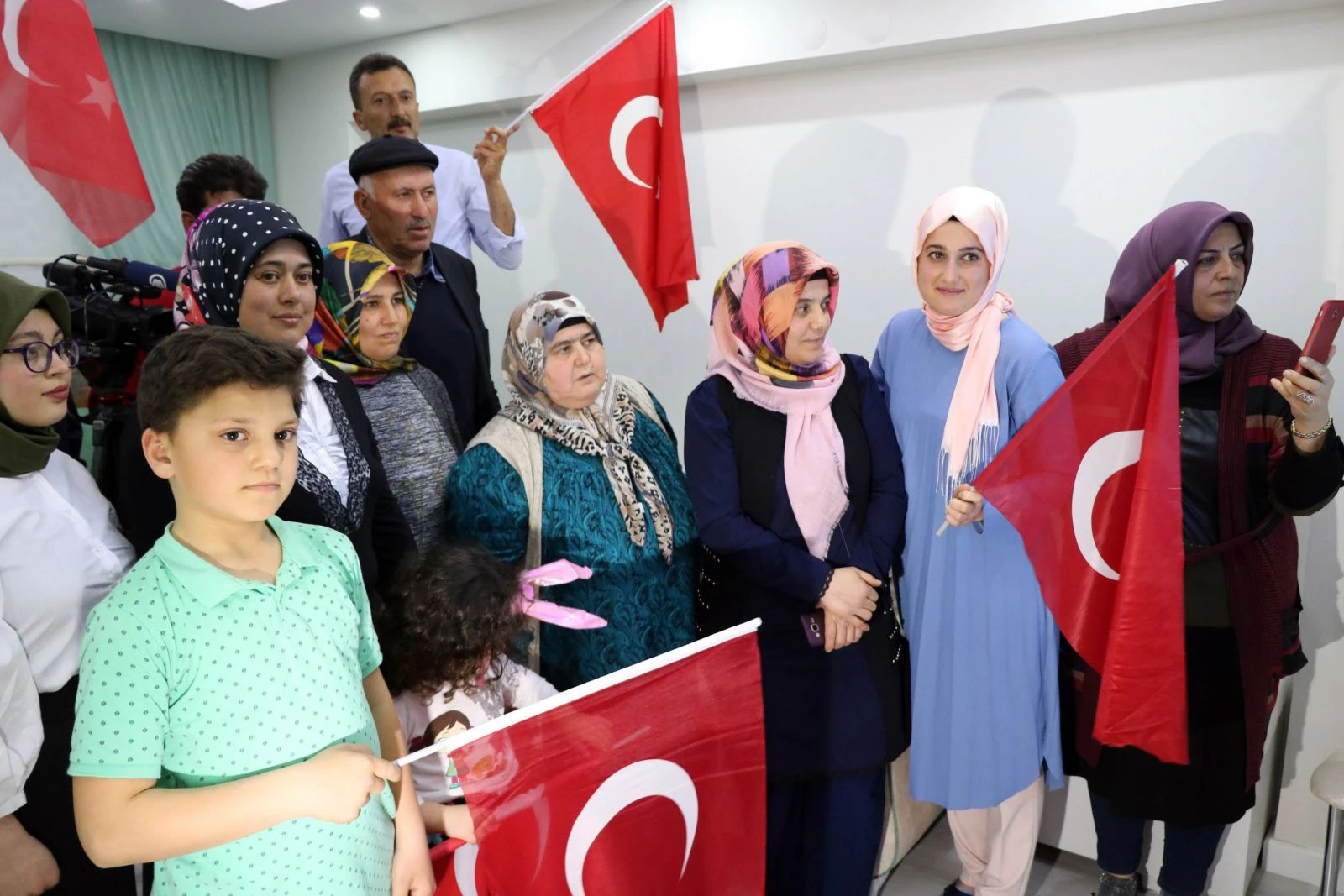 Milli güreşçi Kayaalp’in ailesi şampiyonluk maçını heyecanla izledi