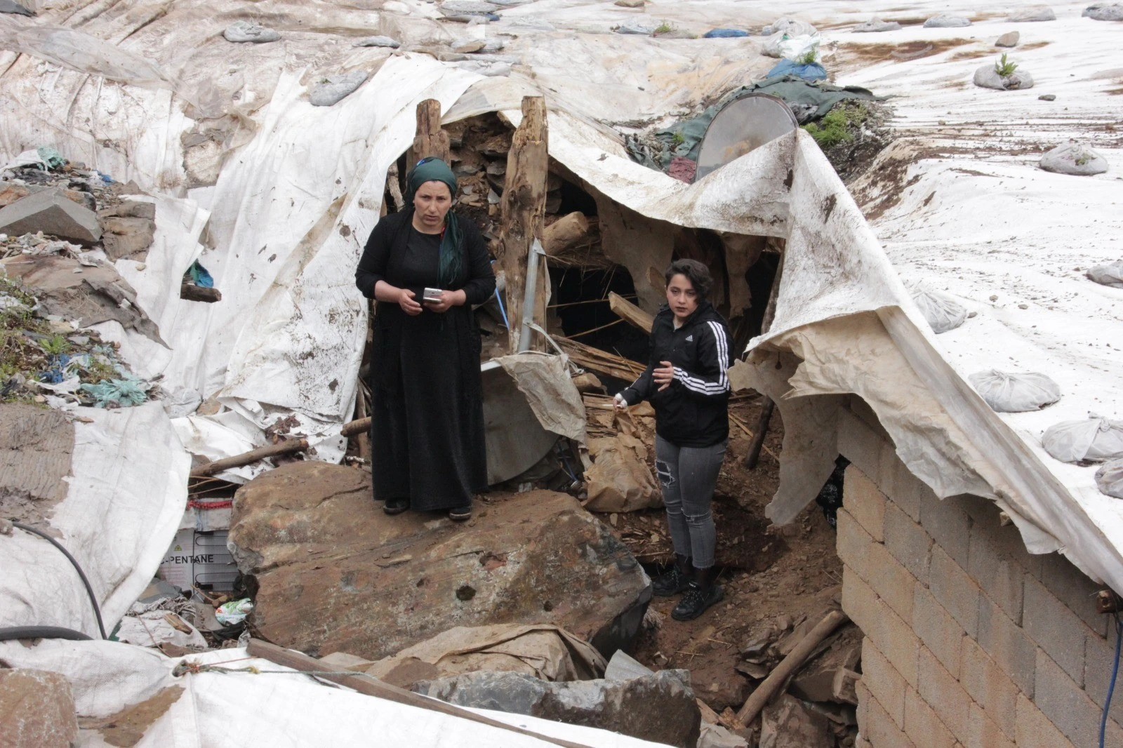 Dağdan kopan kayalar 5 evi yıktı