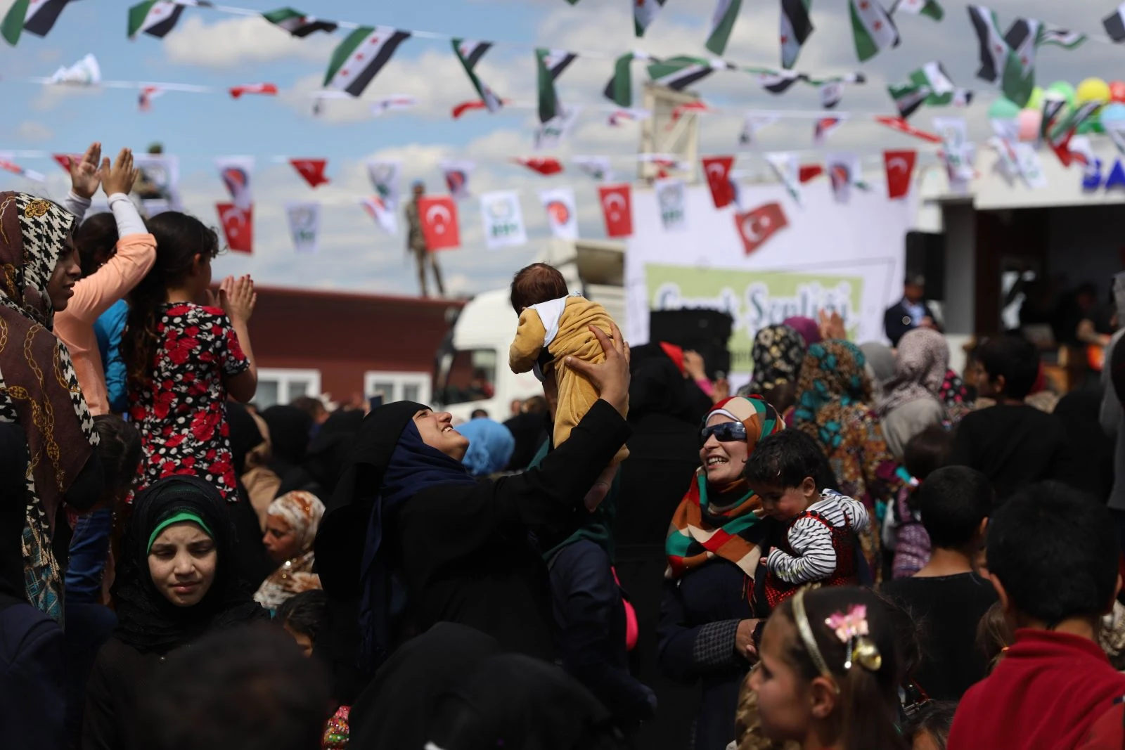 Murat Kekilli’den Suriyeli çocuklara konser