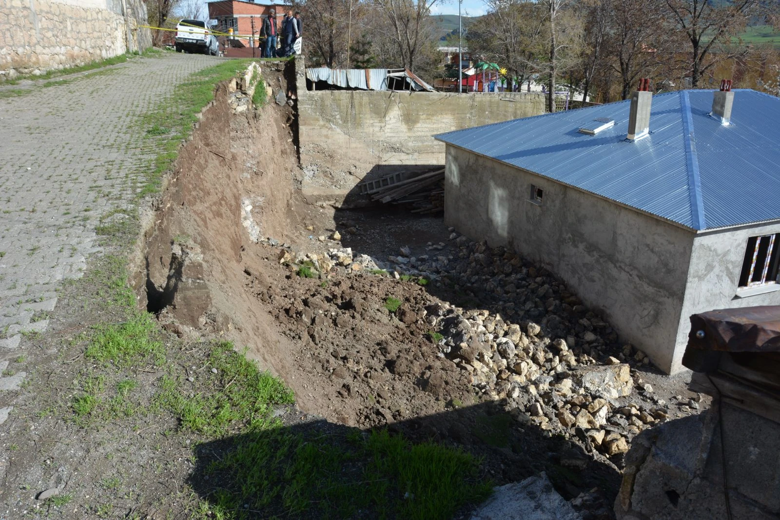 Tercan’da bir evin istinat duvarı çöktü