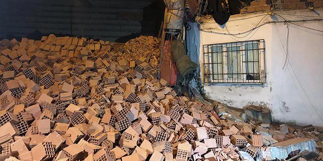 Freni boşalan tuğla yüklü kamyon evin duvarına girdi