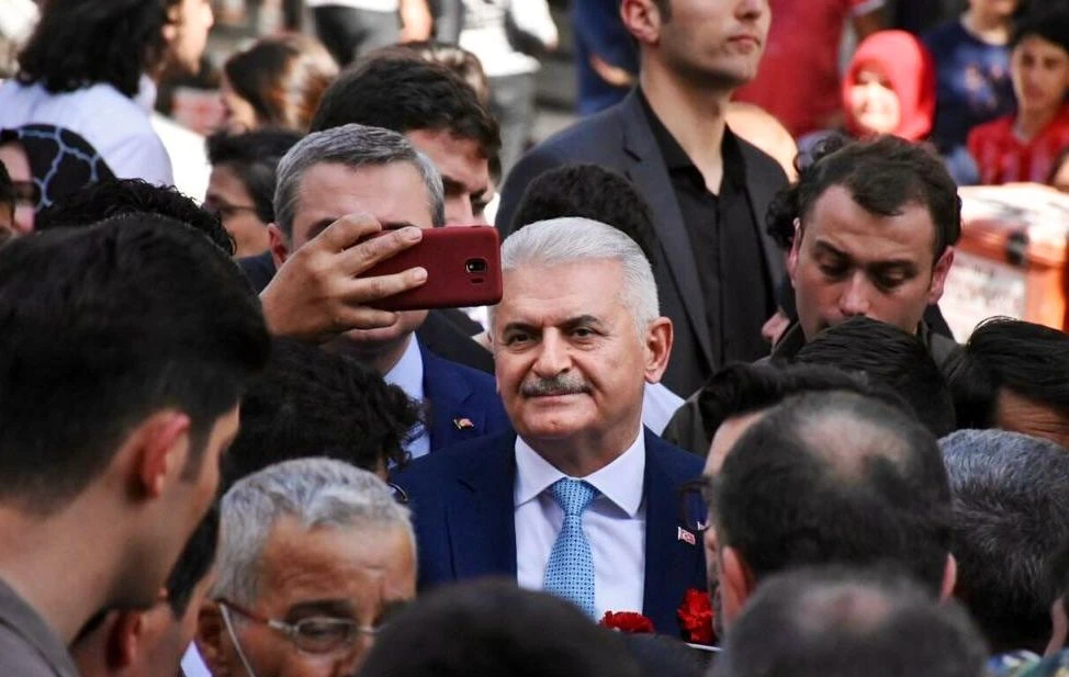 Binali Yıldırım'a Bağcılar'da vatandaşlardan yoğun ilgi