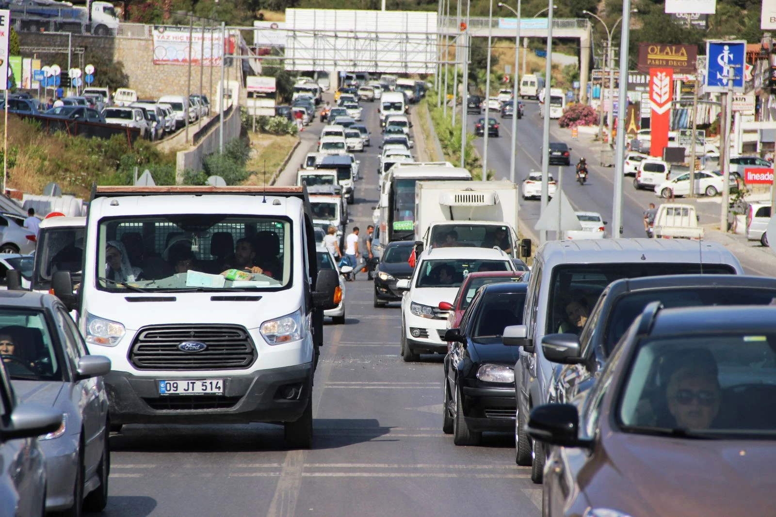 Bodrum'da araçlar 4 km'lik yolu 45 dakikada geçti