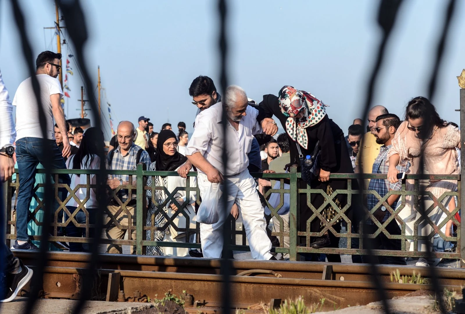 İstanbul'a boş diye geldiler, kalabalıktan raylarda yürüdüler