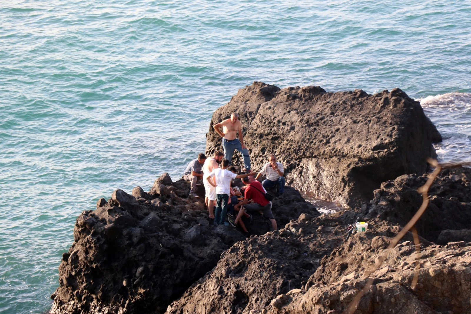Balık tutarken kayalıkların arasına düştü
