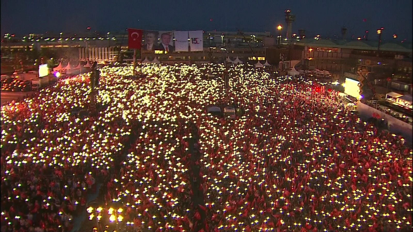 Cumhurbaşkanı Erdoğan Atatürk Havalimanı'nda halka hitap etti