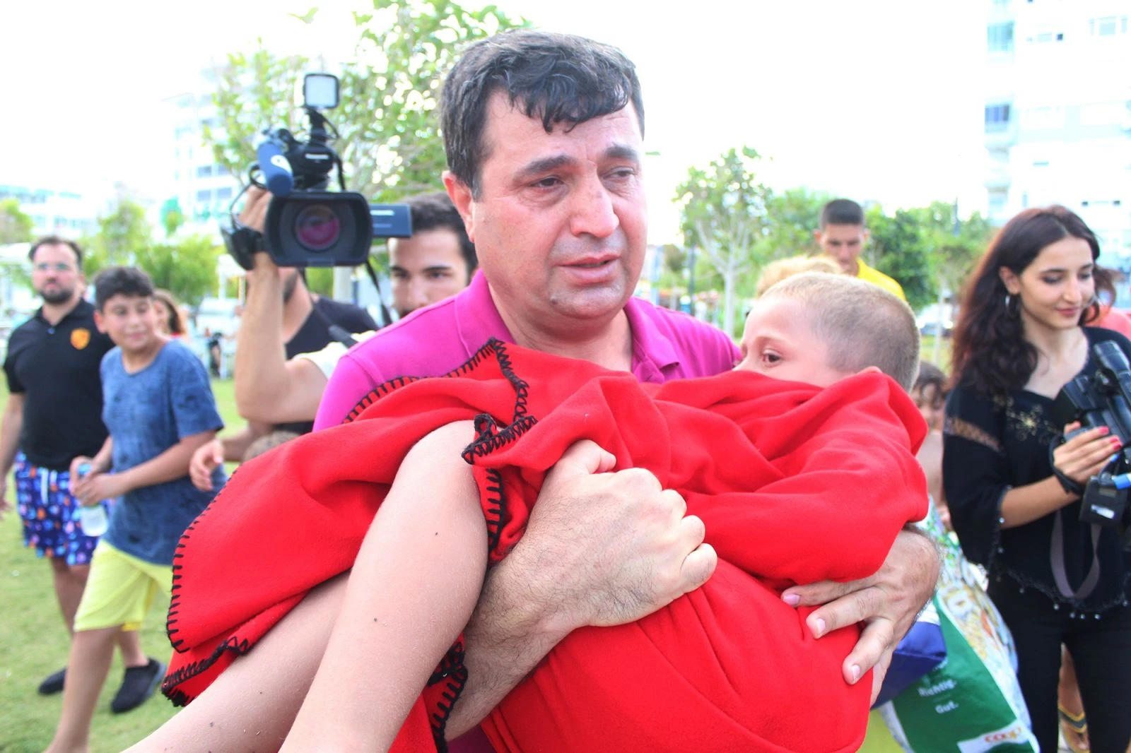 Kayıp oğluna kavuşan annenin mutluluk gözyaşları