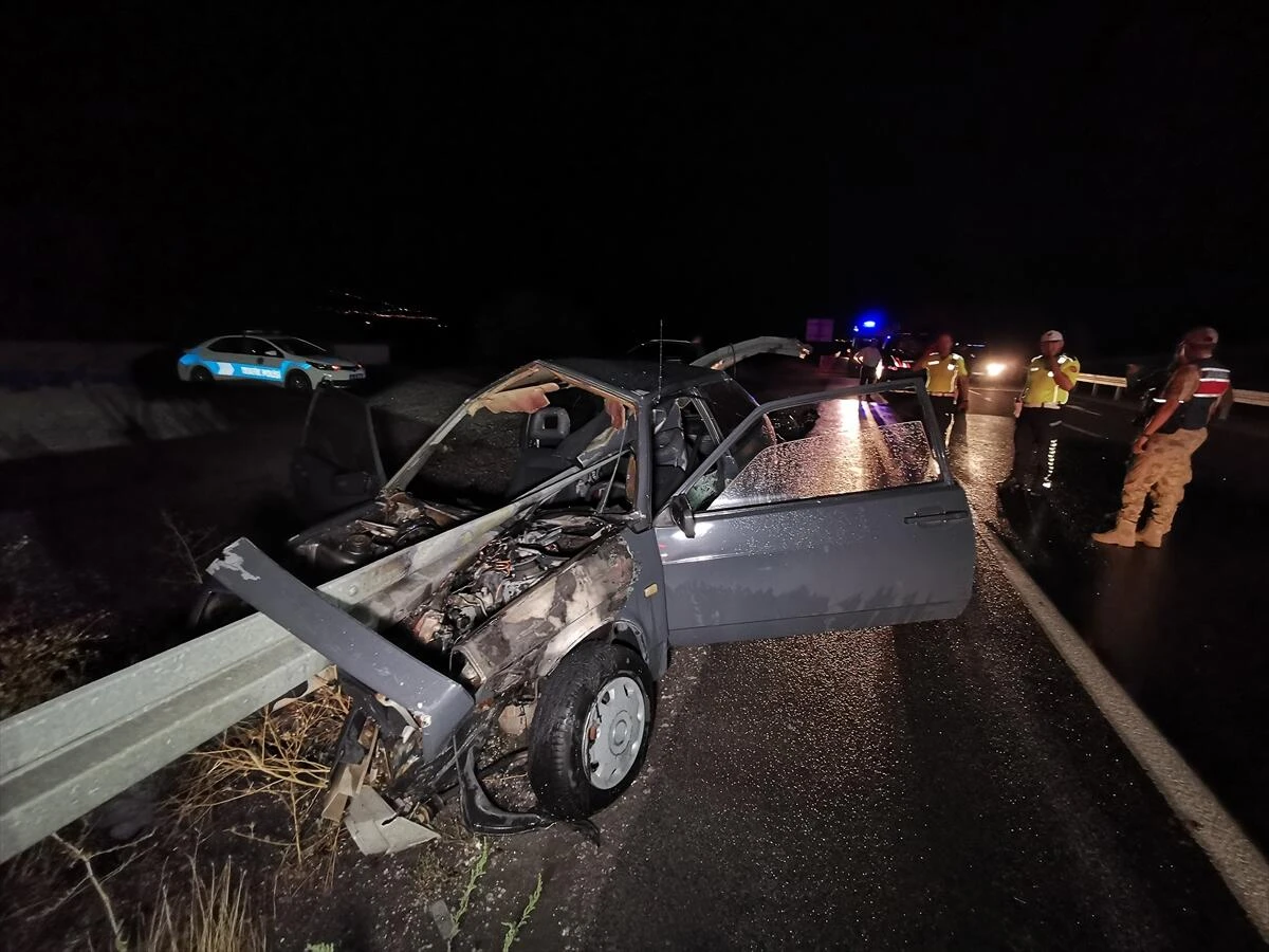 Erzincan'da otomobil bariyerlere saplandı: 1 ölü