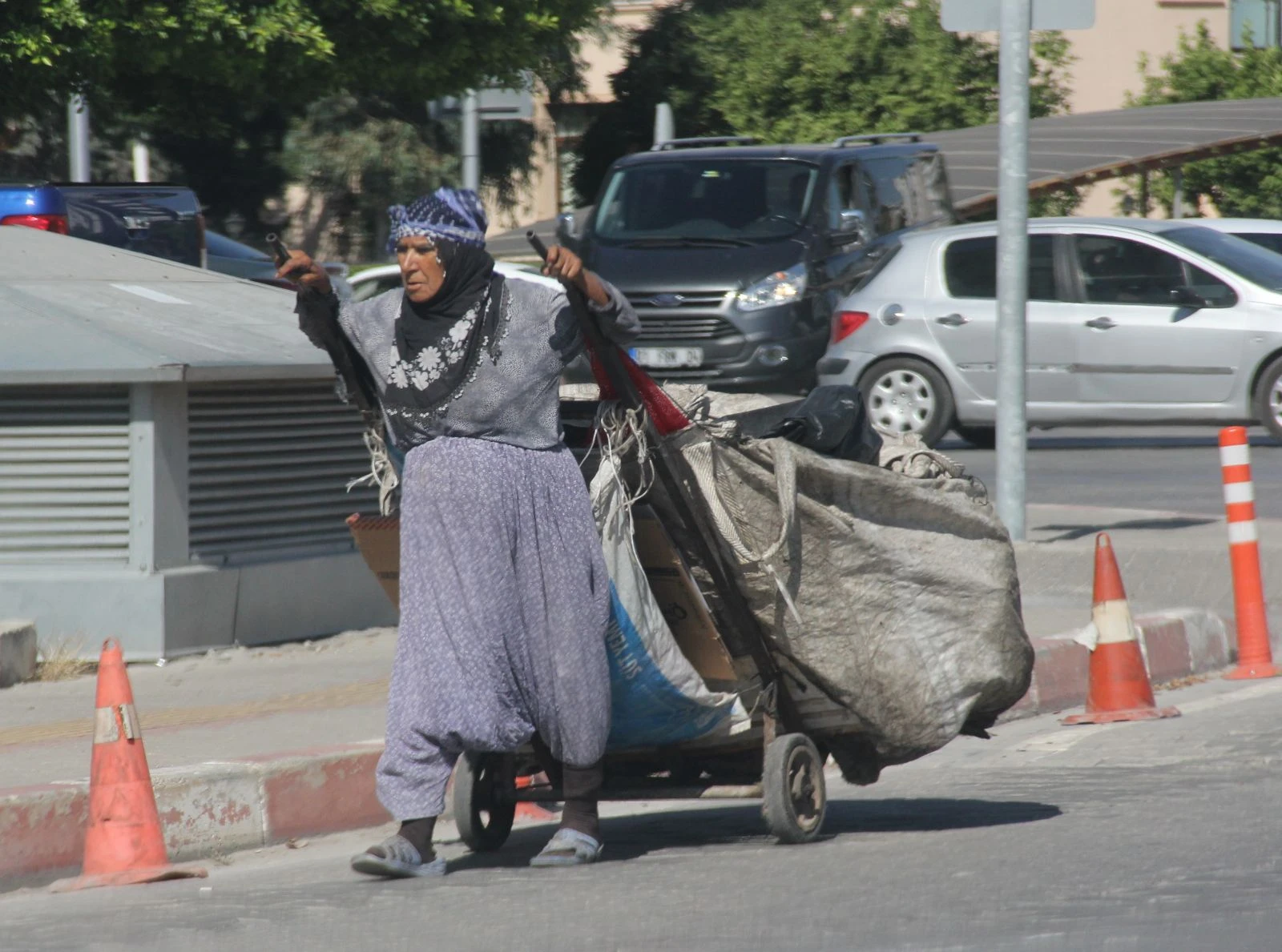 Yaşlı kadının ekmek mücadelesi