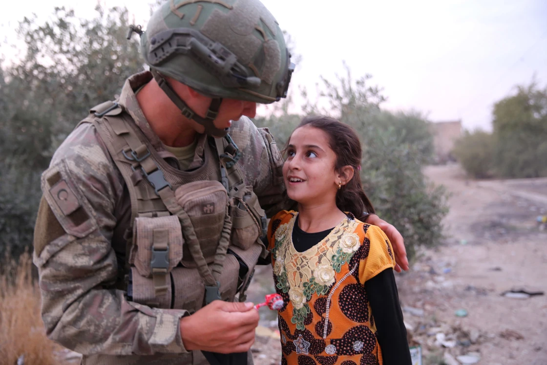 Terörden temizlenen Tel Halaf'ta Mehmetçik çocukların yüzünü güldürdü