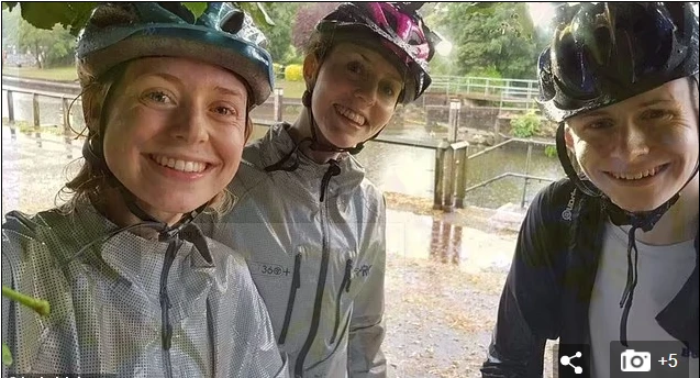 Yağmurdan kaçıp sığındıkları ağacın altında fotoğraf çekerken yıldırım çarptı