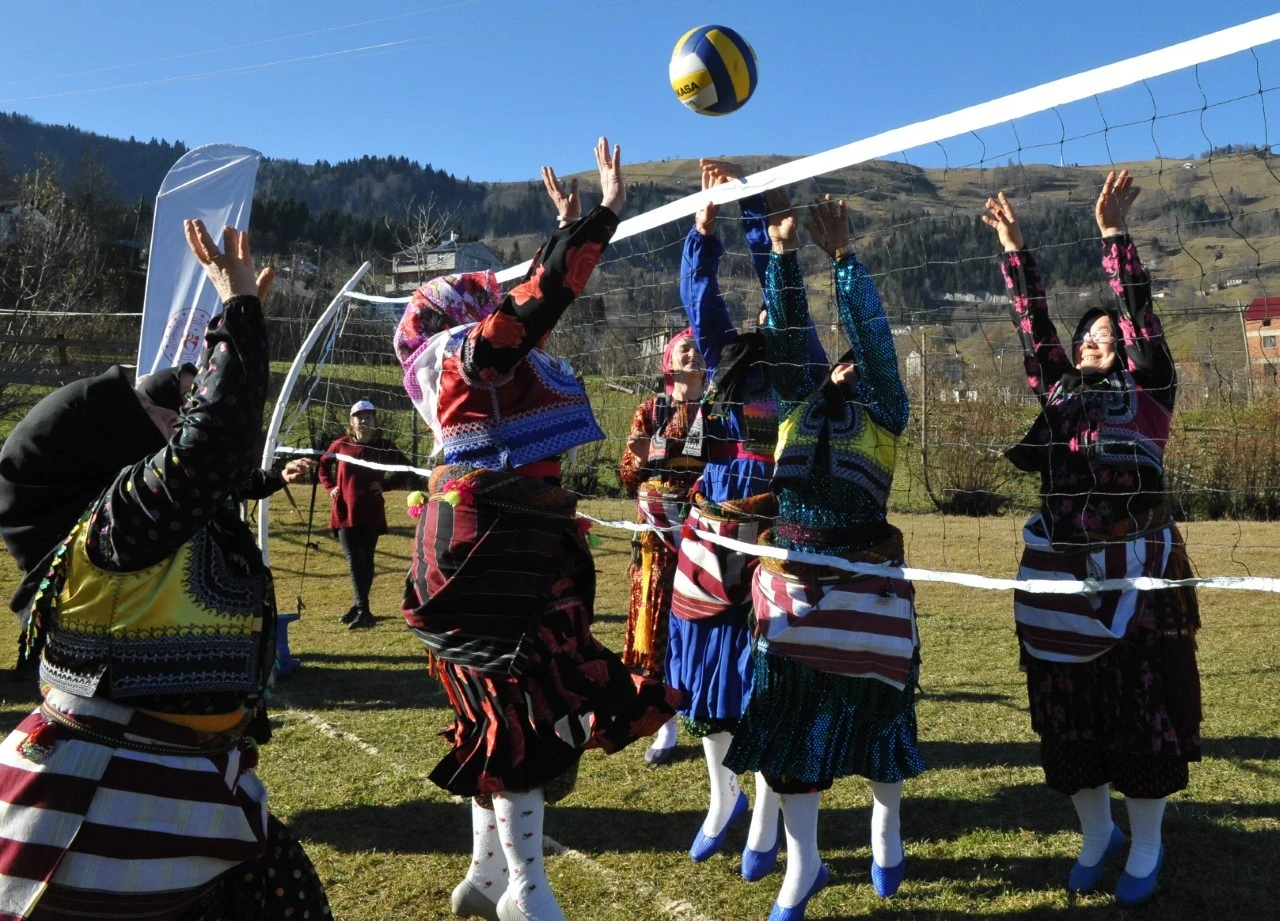 Ağasar kıyafetli kadınlar tarladan çıkıp voleybol oynadı