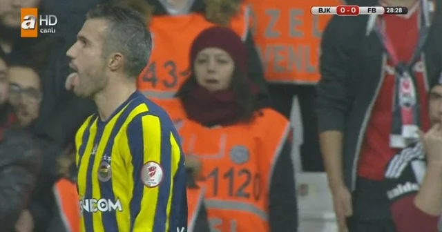 Robin van Persie tribünlere dil çıkardı