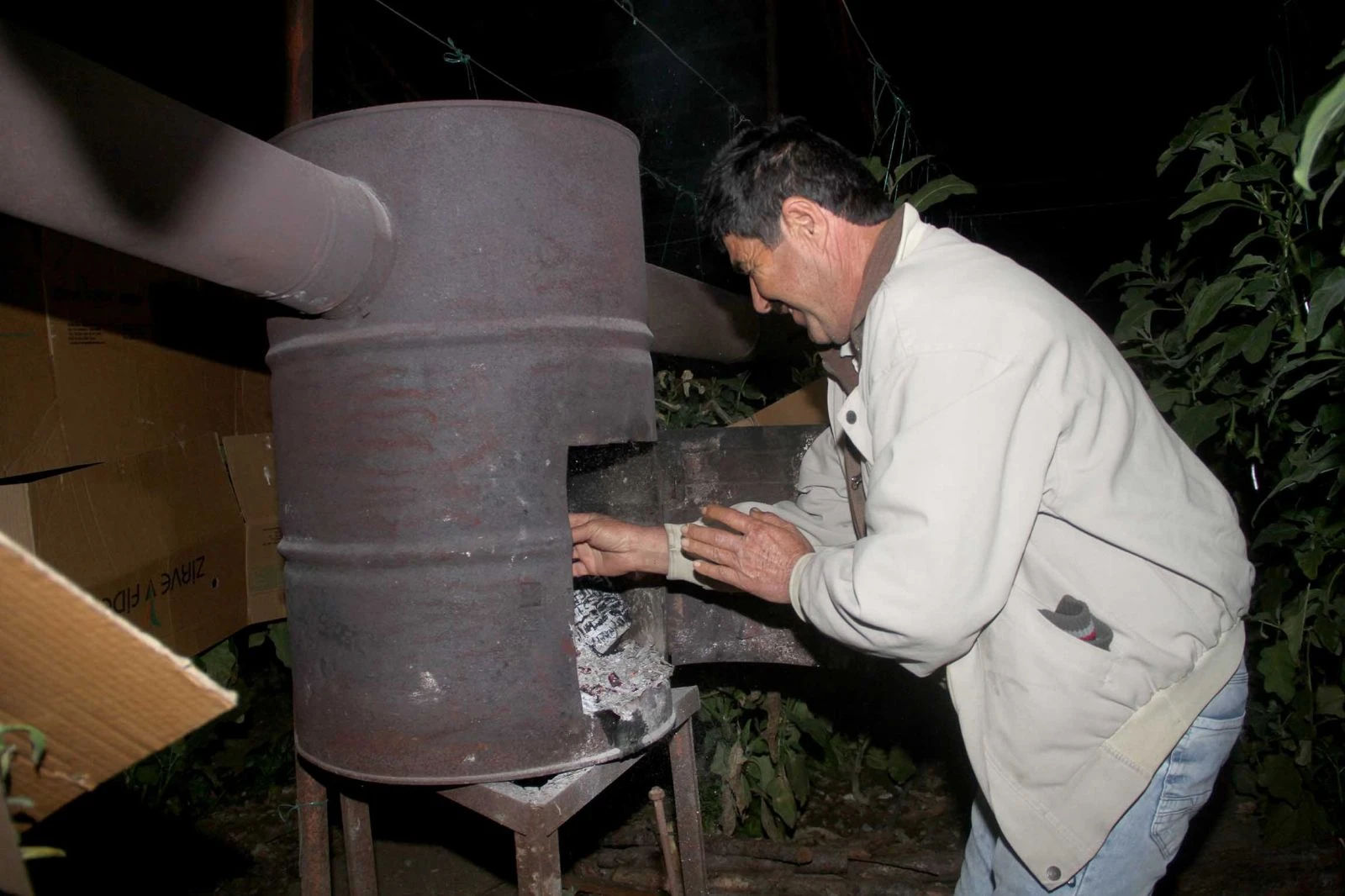 Fethiye'de sera üreticisinin sobalı don nöbeti