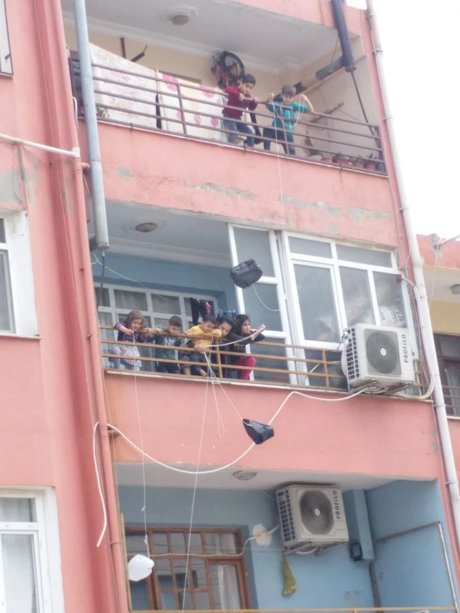 Sokağa çıkma yasağı günlerinde çocuklar balkonlardan poşet uçurarak eğlendi