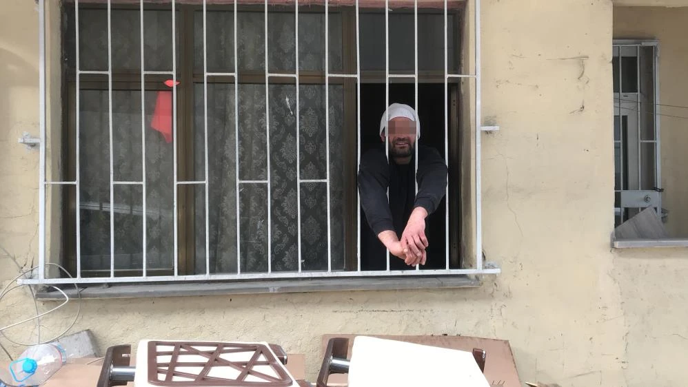 Arkadaşını bıçakladı," Ne oldu" diyerek camdan meyve uzattı