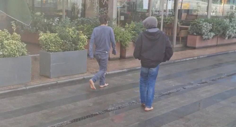 Dilenci çocukların çıplak ayak oyunu kamerada