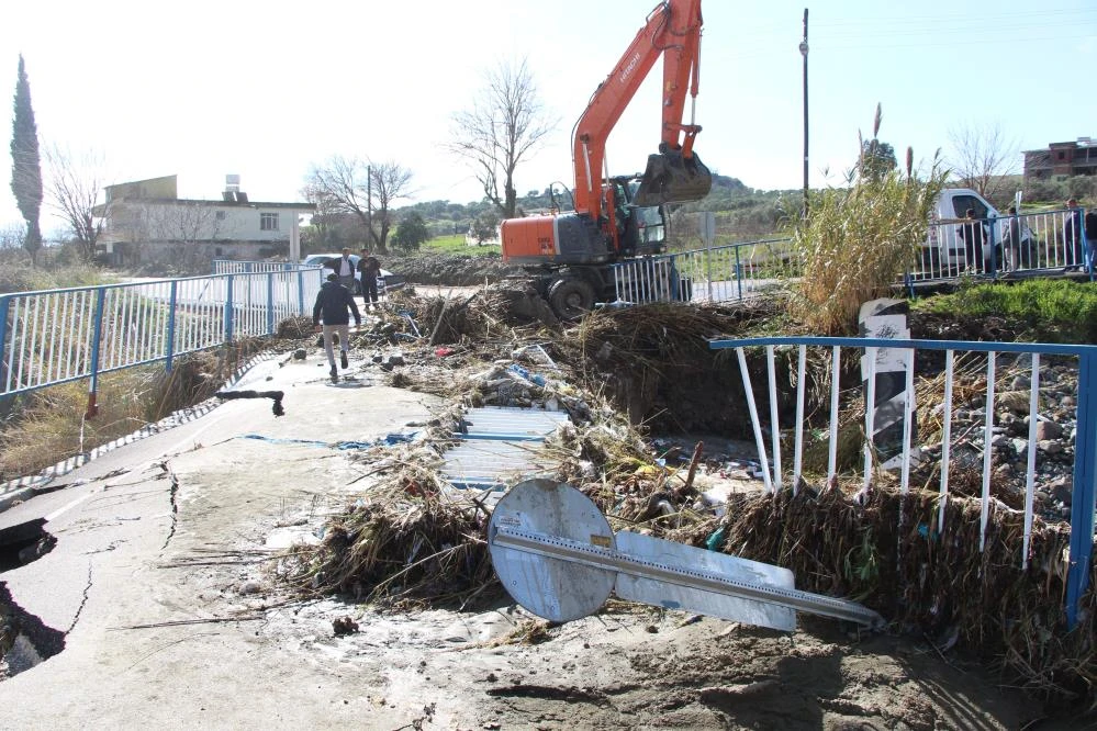 Aşırı yağışlardan dolayı köprü çöktü