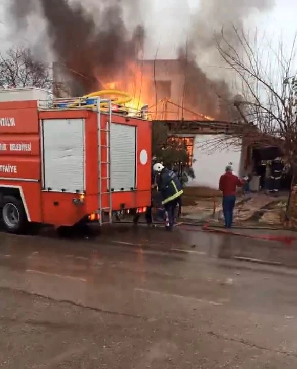 Kahreden yangın! Yaşlı kadına ulaşmak için duvarı yıktılar