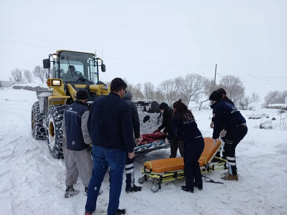 İş makinesi kepçesiyle ambulansa taşınan hasta