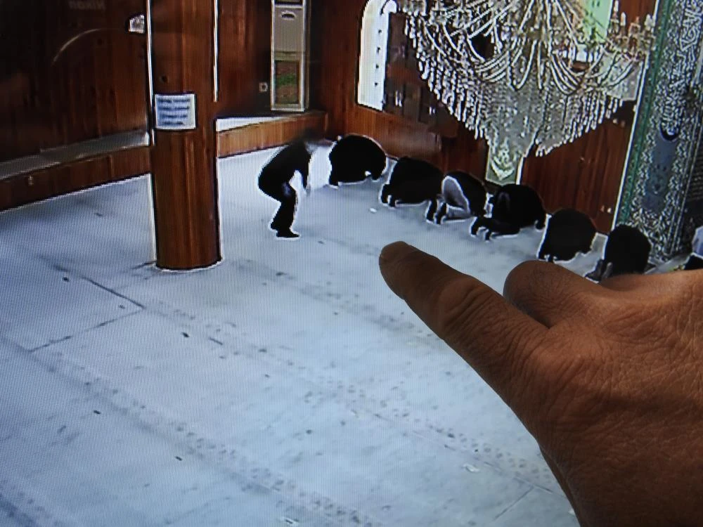 Namaz kılma taklidi yaparak cep telefonunu çaldı