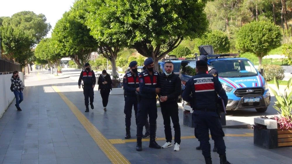 Uyuşturucuyla yakalanıp içiciyim dedi, gazetecileri tehdit etti