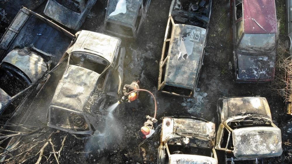 Arazide yakılan ateş 30’a yakın aracı kül etti