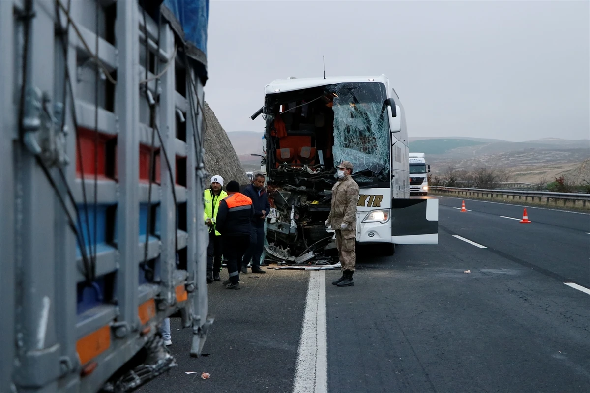 Şanlıurfa'da yolcu otobüsü tıra arkadan çarptı