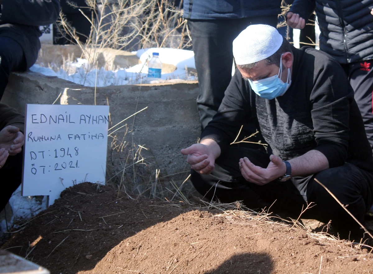 Vali Ayhan vefat eden babasının cenazesini kendi kıldırdı