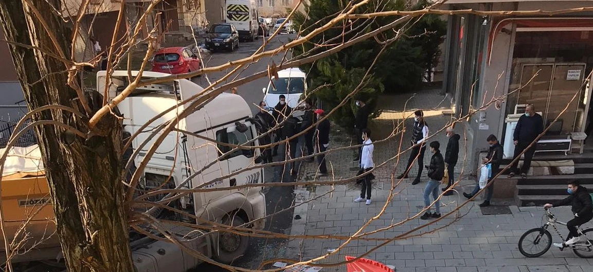 Hafriyat kamyonunun altında kalan 82 yaşındaki kadın hayatını kaybetti