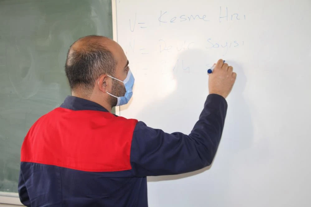 Bizim çok güzel öğretmenlerimiz var... Bir aşkı nakış nakış işleyen neferler