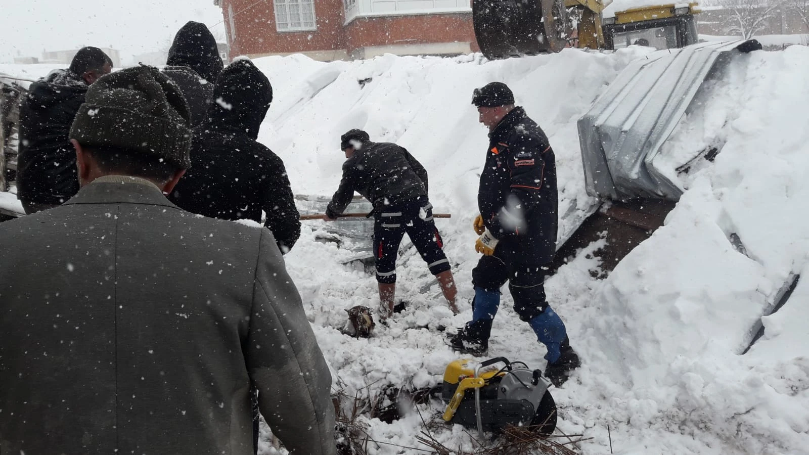 Yoğun kar yağışına dayanamayan ahırın tavanı çöktü
