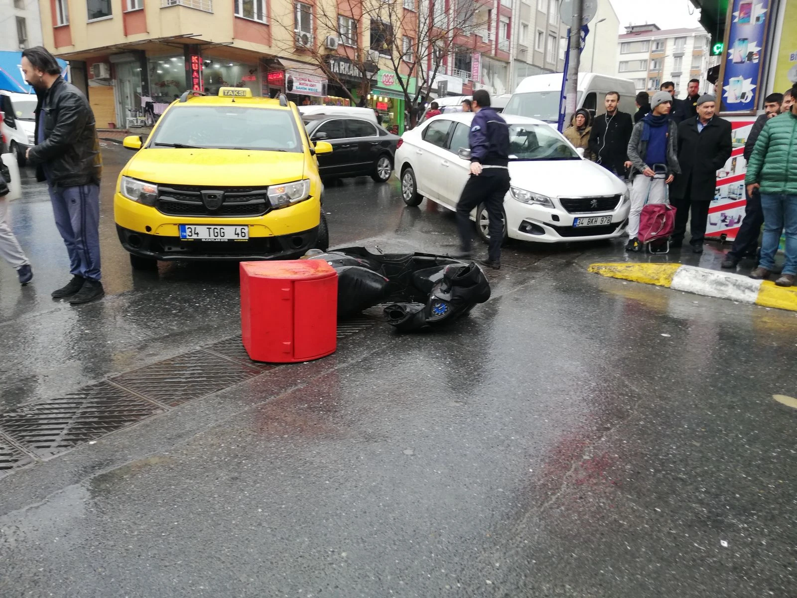 Ters yöne giren motosiklete taksi çarptı