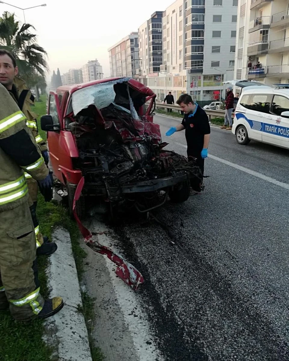 Köpeği görünce direksiyonu kırdı, minibüsle çarpıştı: 1 ölü, 1 yaralı