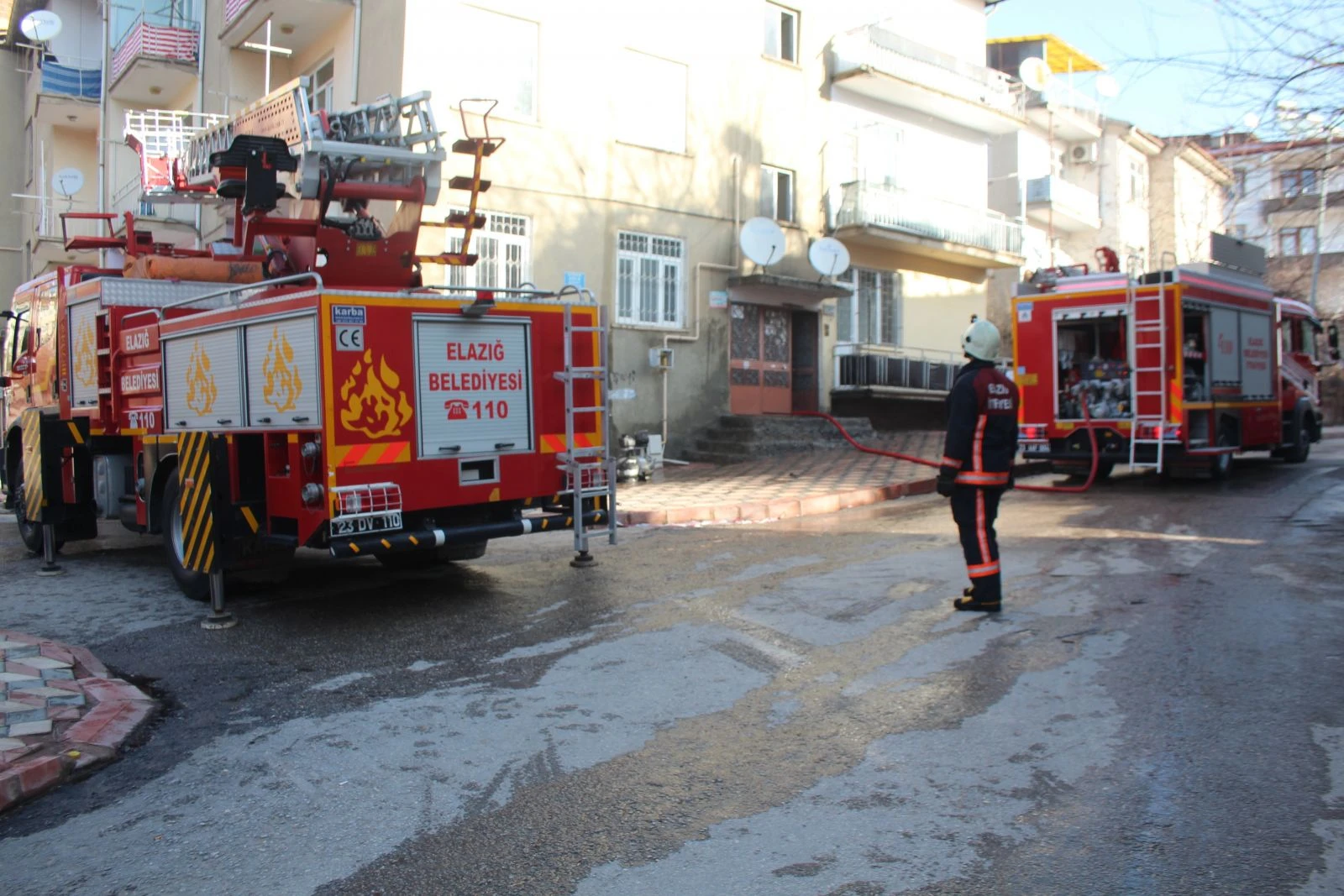 Elazığ’da çatı yandı, tüplerin patlamaması faciayı engelledi