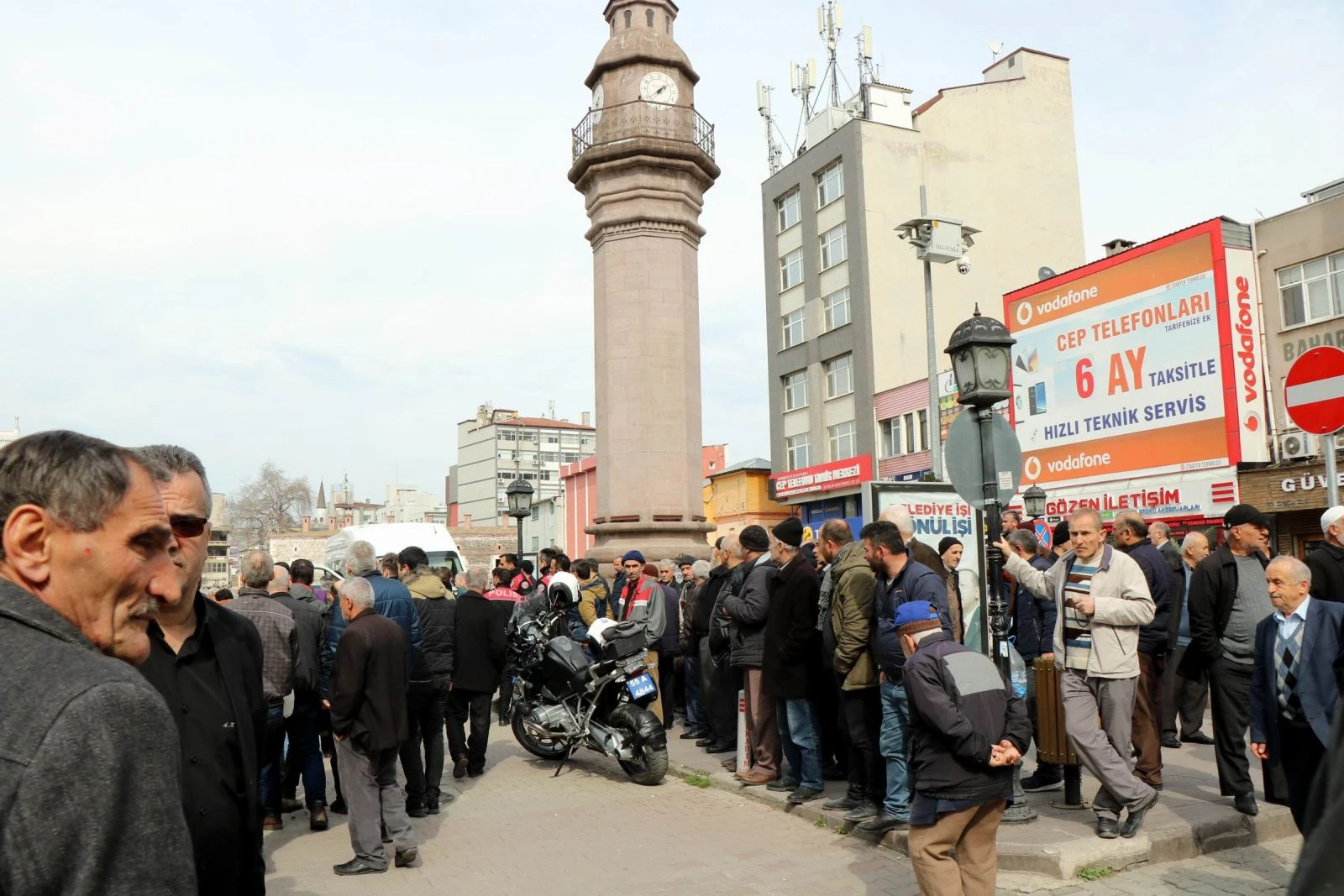 Boğazına bıçak dayanan kişiyi polis kurtardı
