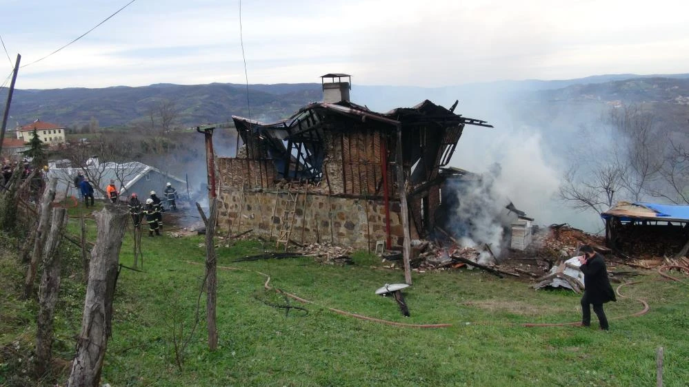 Alevlere teslim olan ahşap ev yaşlı çifti ayırdı